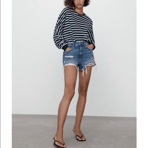 Zara New ZW THE HIGH WAIST SHORTS
BLUE - REF. 6840/059
26 (US 2)